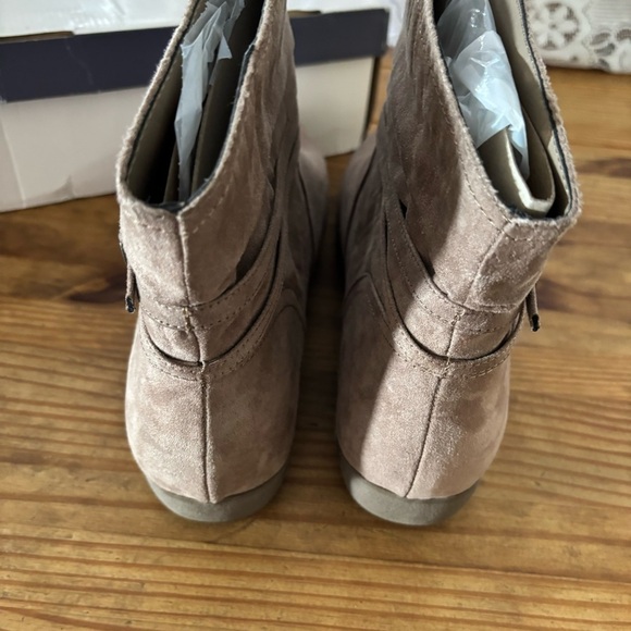 St. John's Bay Womens Kenzie Flat Heel Booties Size 12 - Picture 5 of 10